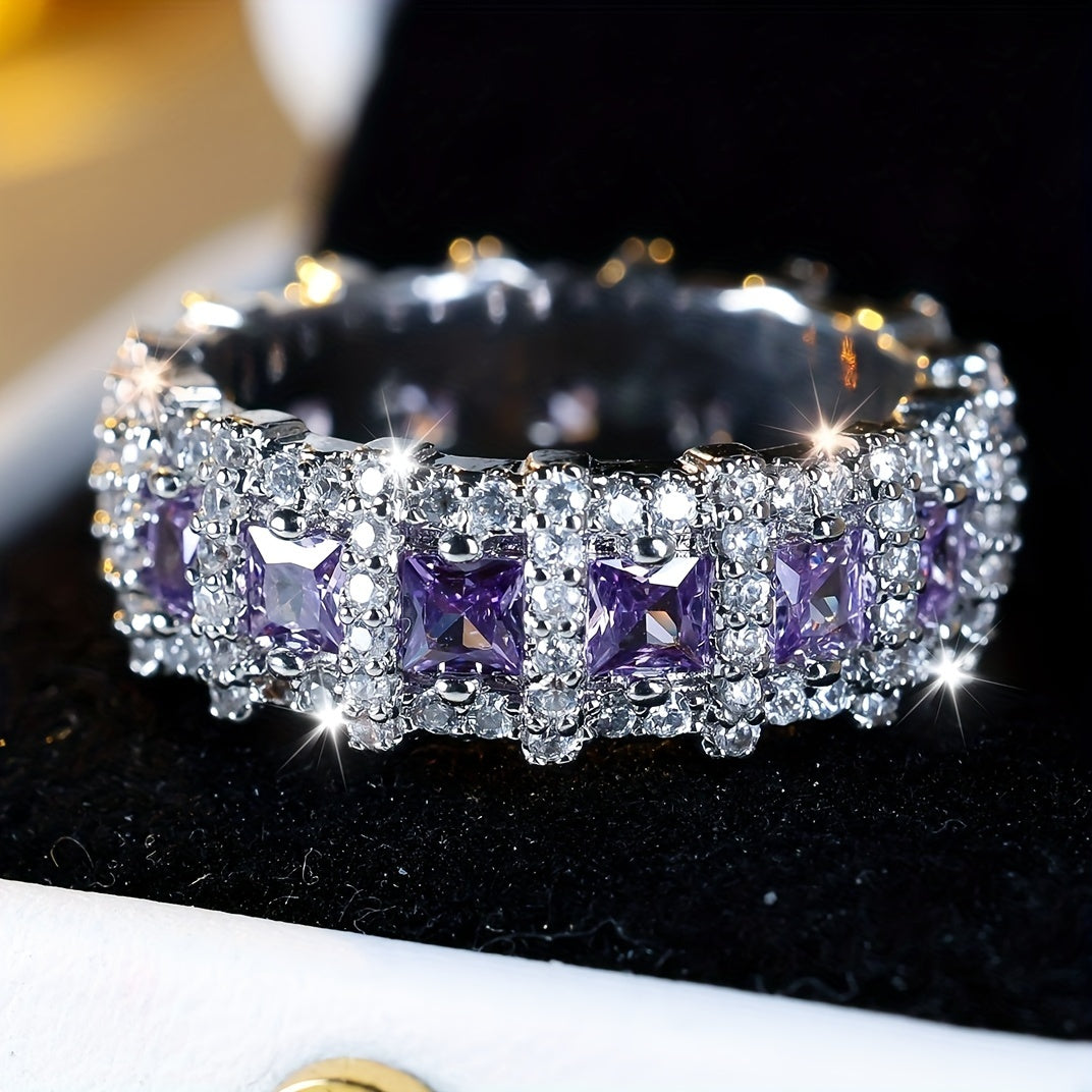 Bague violette brillante incrustée de zirconiums cubiques, bague de fiançailles, cadeau de fête, pièce maîtresse d'une réception.