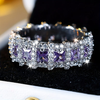 Bague violette brillante incrustée de zirconiums cubiques, bague de fiançailles, cadeau de fête, pièce maîtresse d'une réception.