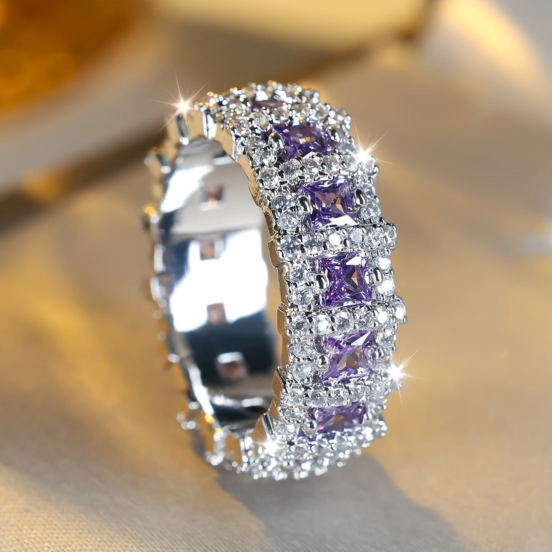 Bague violette brillante incrustée de zirconiums cubiques, bague de fiançailles, cadeau de fête, pièce maîtresse d'une réception.