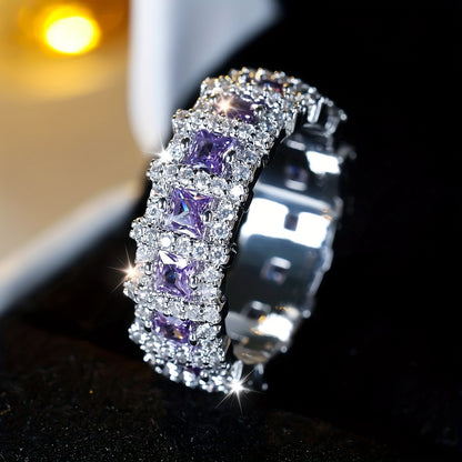 Bague violette brillante incrustée de zirconiums cubiques, bague de fiançailles, cadeau de fête, pièce maîtresse d'une réception.