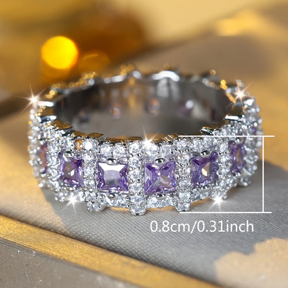 Bague violette brillante incrustée de zirconiums cubiques, bague de fiançailles, cadeau de fête, pièce maîtresse d'une réception.