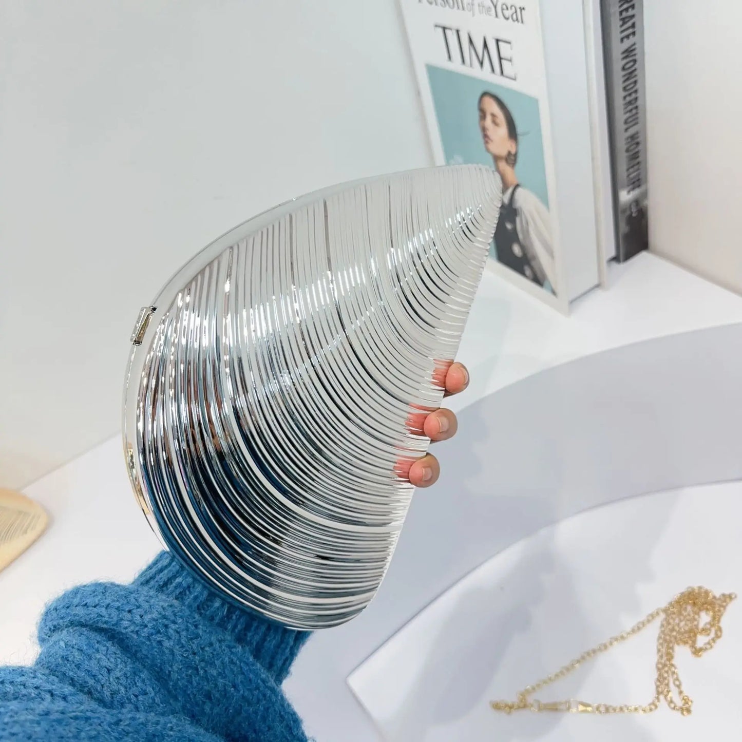 Große Retro-Tasche aus gold-silbernem Metall und Acryl, ideal für festliche Anlässe, Partys, als Umhängetasche oder Crossbody-Tasche.