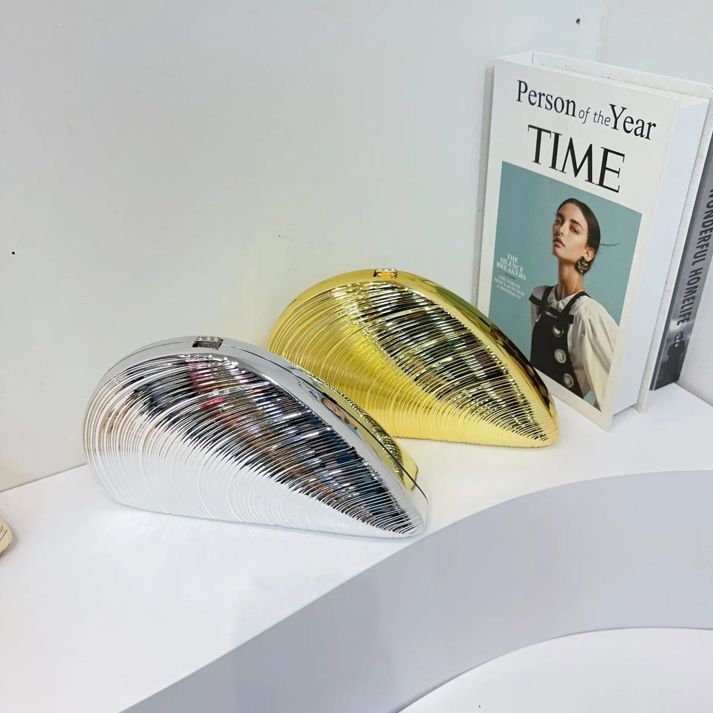 Große Retro-Tasche aus gold-silbernem Metall und Acryl, ideal für festliche Anlässe, Partys, als Umhängetasche oder Crossbody-Tasche.