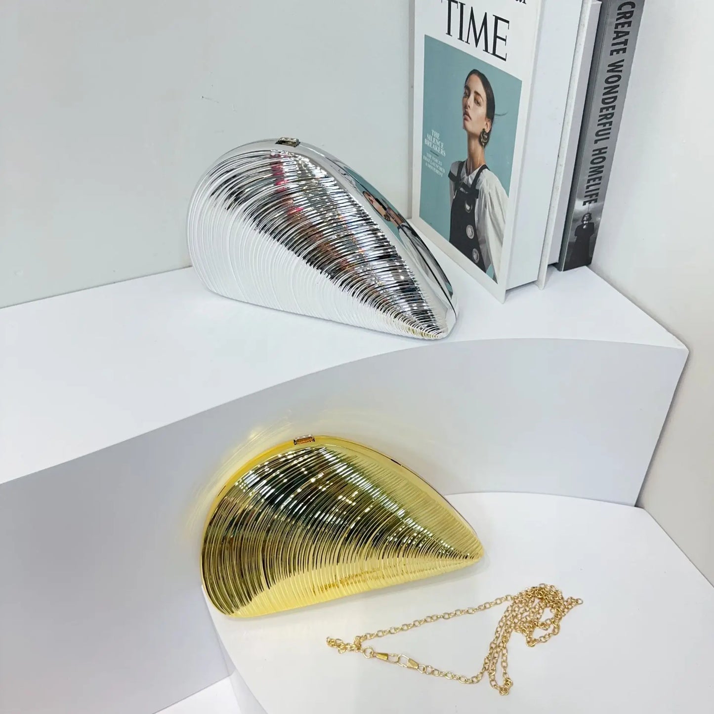 Große Retro-Tasche aus gold-silbernem Metall und Acryl, ideal für festliche Anlässe, Partys, als Umhängetasche oder Crossbody-Tasche.