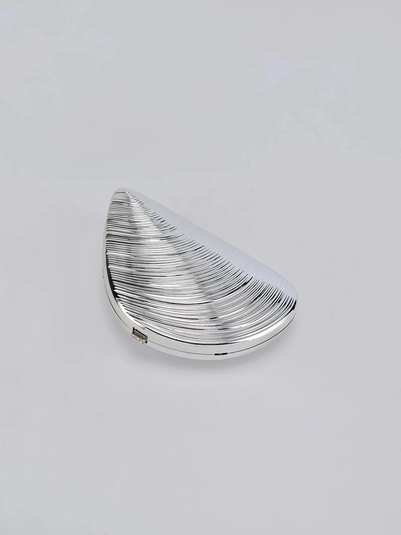 Große Retro-Tasche aus gold-silbernem Metall und Acryl, ideal für festliche Anlässe, Partys, als Umhängetasche oder Crossbody-Tasche.