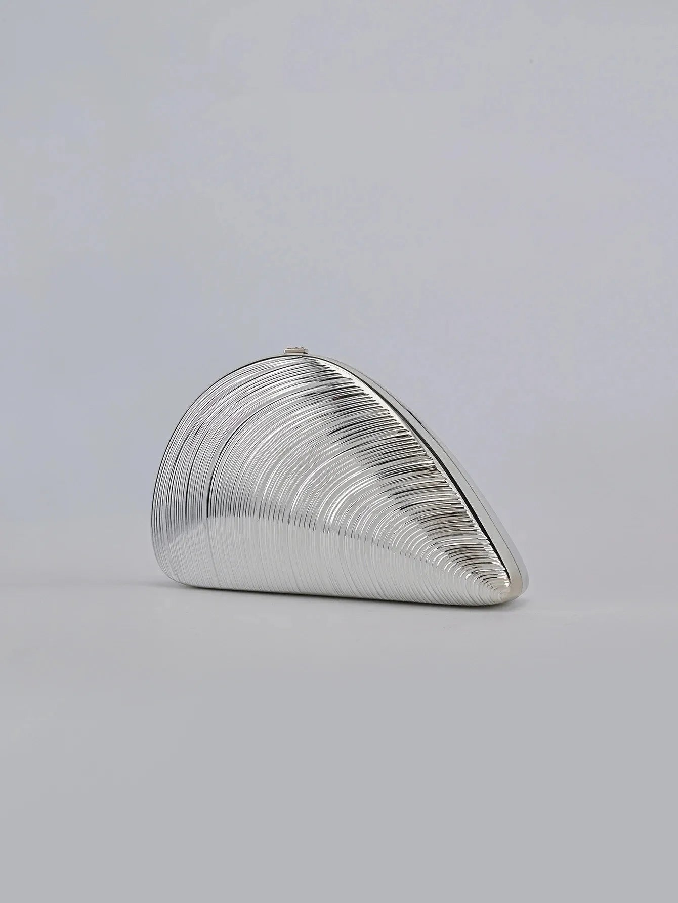 Große Retro-Tasche aus gold-silbernem Metall und Acryl, ideal für festliche Anlässe, Partys, als Umhängetasche oder Crossbody-Tasche.