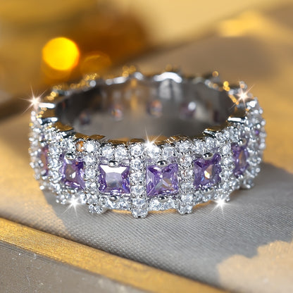 Bague violette brillante incrustée de zirconiums cubiques, bague de fiançailles, cadeau de fête, pièce maîtresse d'une réception.